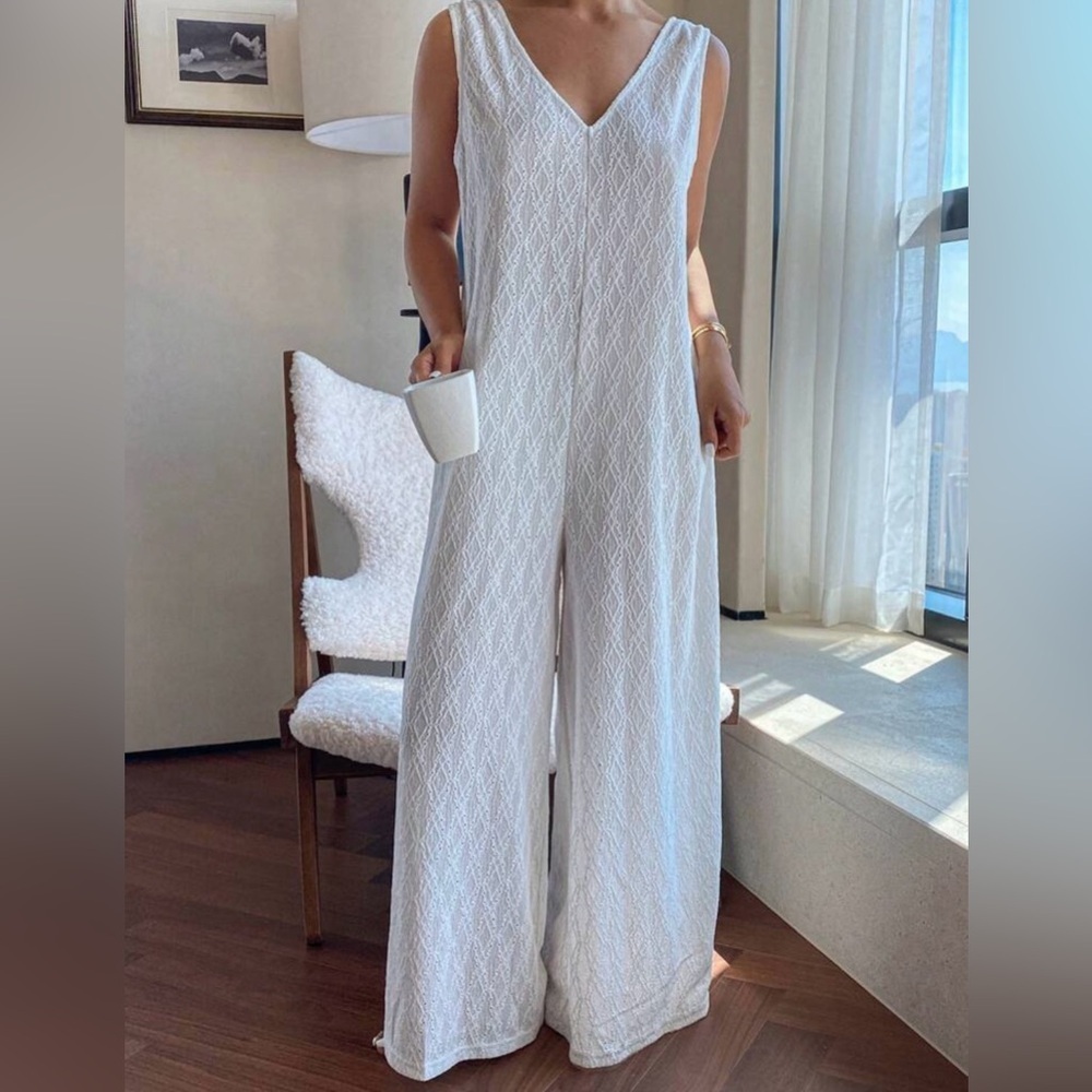 Chic White Sleeveless Jumpsuit with Delicate Details - Picture 3 of 10